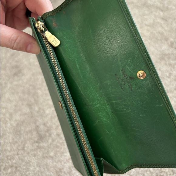 Authentic Louis Vuitton Vintage Green Epi Leather Sarah Long Wallet - Picture 4 of 13